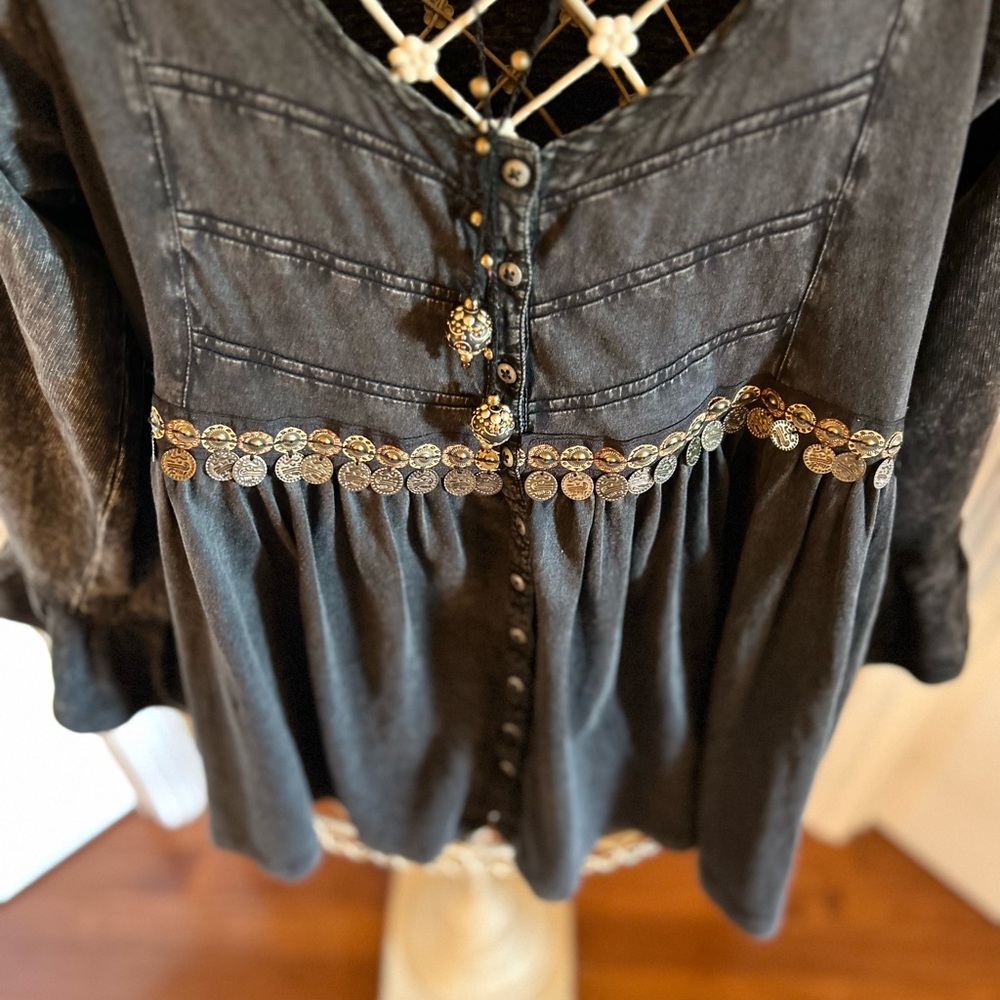 Chic Charcoal Tunic with Lace Detail - Picture 6 of 16